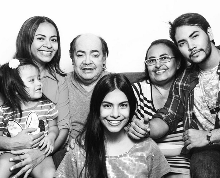 La familia de Manu. Atrás: la hermana mayor con su hija, el padre, su madre Mercedes Gómez y Manu. Adelante: la hermana menor. LA PRENSA/ CORTESÍA