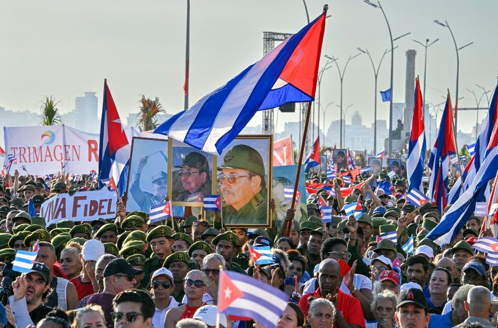 Miles de personas asistieron hoy a una manifestación en apoyo del expresidente cubano Raúl Castro, de 94 años, quien ha sido procesado por un tribunal estadounidense, frente a la Embajada de Estados Unidos en La Habana. ADALBERTO ROQUE / AFP