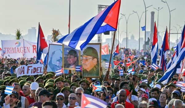 Régimen de Cuba ordena marchar en apoyo a Raúl Castro frente a la embajada de EE. UU.