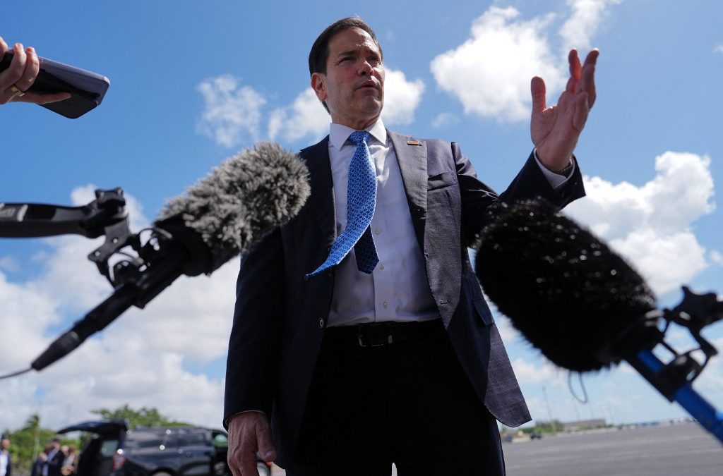 El secretario de Estado estadounidense, Marco Rubio, habla con la prensa antes de abordar su avión en la base de la Reserva Aérea de Homestead el 21 de mayo de 2026 en Homestead, Florida. Rubio viaja a Suecia para asistir a una reunión de ministros de Asuntos Exteriores de la OTAN. (Foto de Julia Demaree Nikhinson / POOL / AFP)