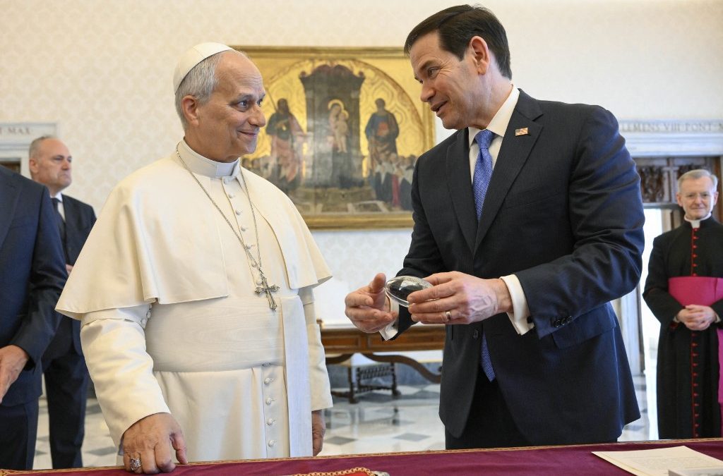 Esta fotografía, tomada y distribuida el 7 de mayo de 2026 por Vatican Media, muestra al papa León XIV durante una audiencia privada con el secretario de Estado de EE. UU., Marco Rubio, en el Vaticano. VATICAN MEDIA / AFP