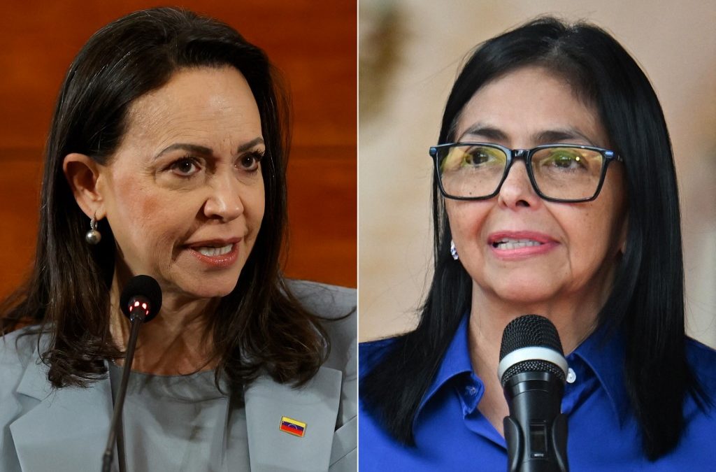 La líder opositora María Corina Machado (izq.) y la presidenta interina Delcy Rodríguez. AFP