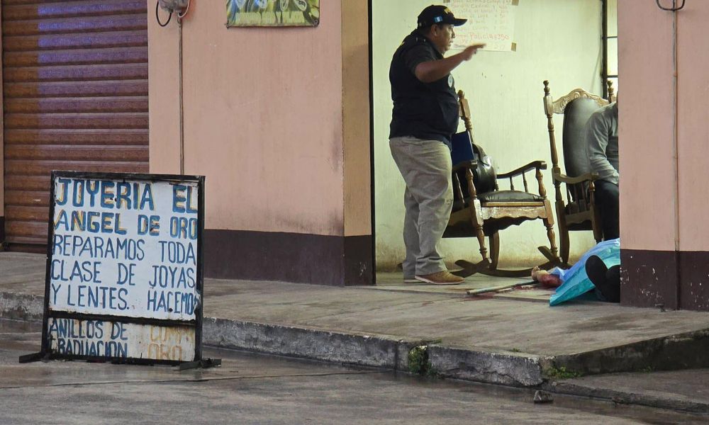 El joyero Bayardo José Vásquez fue asesinado cuando barría la acera de su casa. Foto: Tomada de Facebook / La Voz de Mi Pueblo