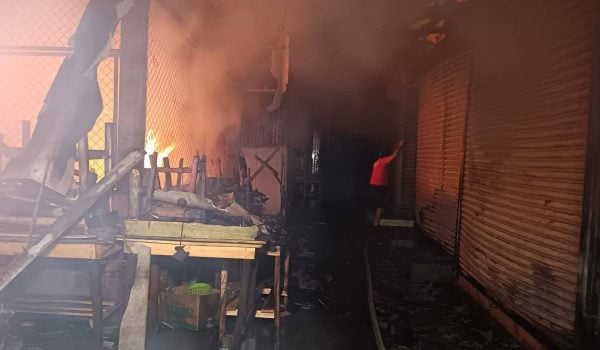 Incendio reduce a cenizas 13 tramos del mercado de Masaya y deja severos daños en otros cinco
