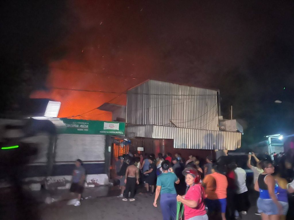 Un incendio deja pérdidas económicas en más de 13 tramos del Mercado de Masaya. Foto: Alcaldía de Masaya/facebook.
