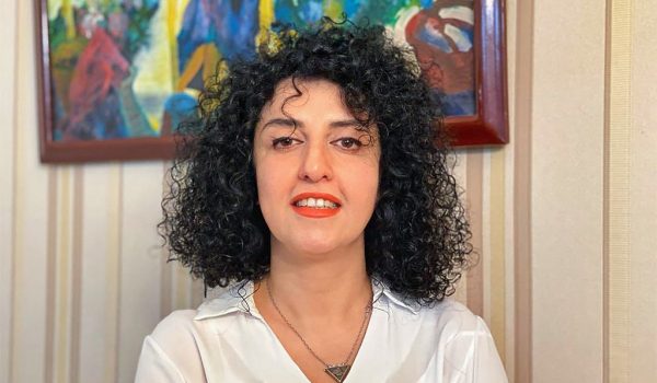 Nobel de la paz iraní Narges Mohammadi entre la vida y la muerte