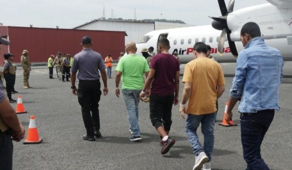 Nicaragüenses deportados desde Panamá. Foto: Servicio Nacional de Migración