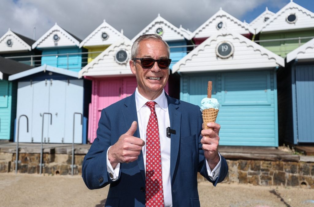 El líder de Reform UK, de derecha y antinmigrante, Nigel Farage celebra las victorias electorales de su partido. Chris Radburn / AFP