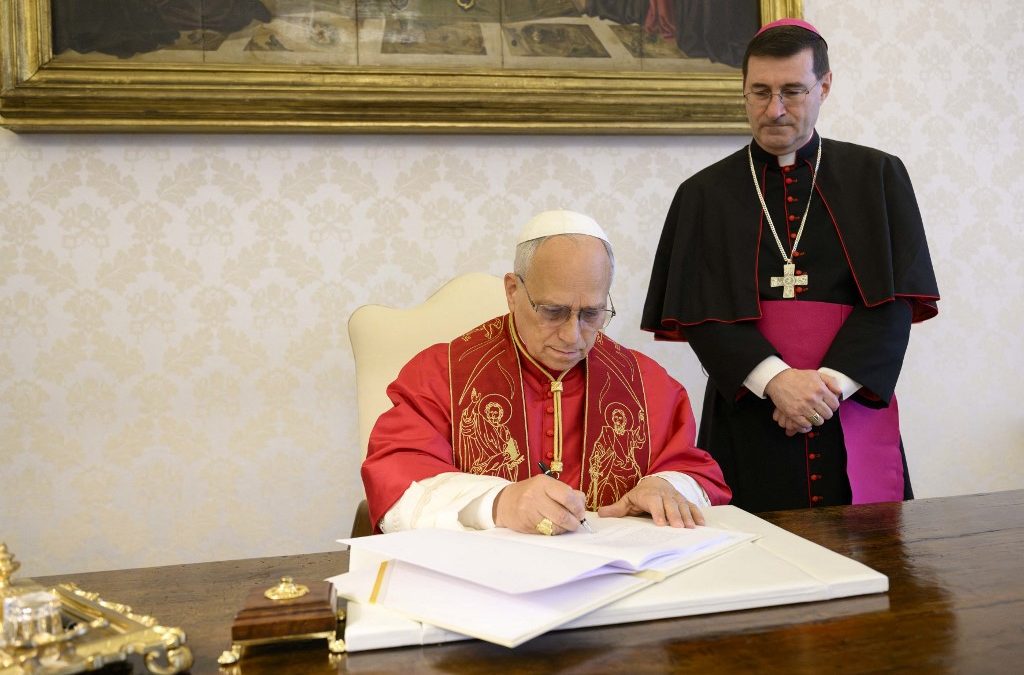 León XIV firma la encíclica "Magnifica humanitas" en su despacho en el Vaticano. VATICAN MEDIA / AFP