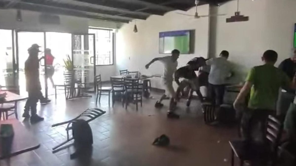 Un grupo de aficionados del Barcelona y el Real Madrid se enfrentan a golpes en un bar de Estelí. Foto: Captura de video publicado por Matagalpa Informa/Facebook.
