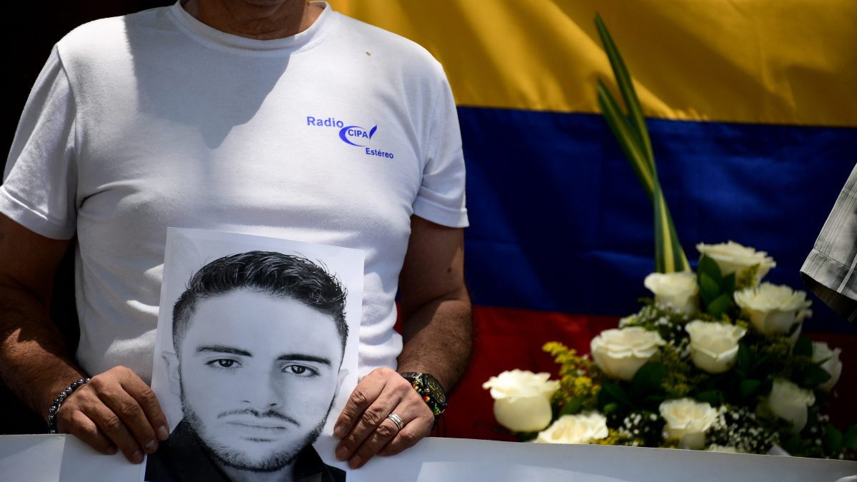 Periodistas rinden homenaje al periodista asesinado Mateo Pérez y condenan su homicidio en Medellín, departamento de Antioquia, Colombia, el 9 de mayo de 2026.