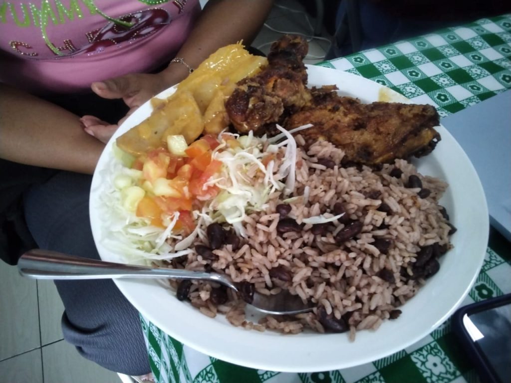 Casa Miskita ofrece también pollo caribeño, con rice and beans y ensalada. Foto: LA PRENSA
