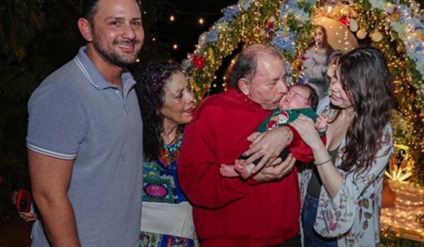 Daniel Ortega y Rosario Murillo acompañados de su hija Camila y su yerno Noé Salas tras el nacimiento del primer hijo de Camila con Noé, Camilo Noé Daniel. LA PRENSA/ARCHIVO/REDES SOCIALES
