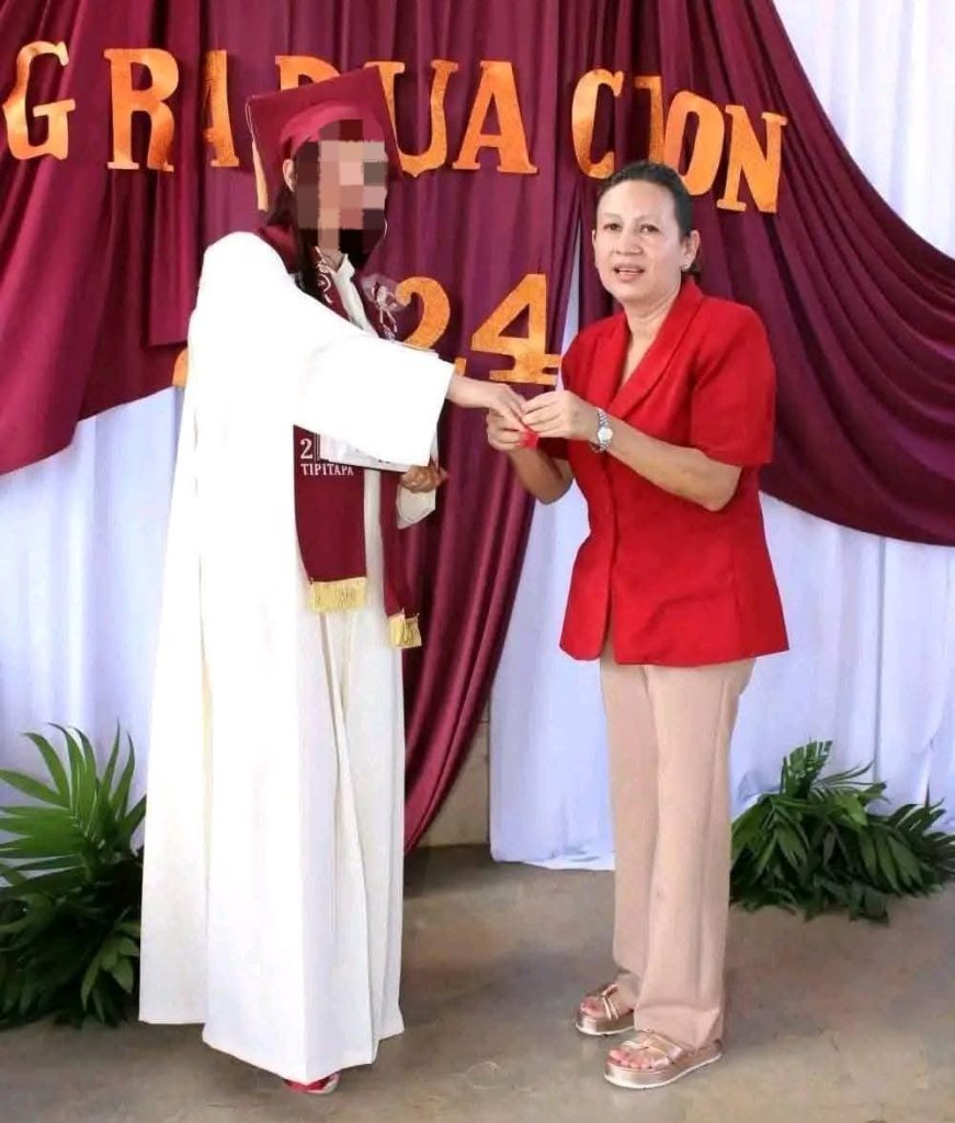 La maestra de primaria Maricela del Carmen Mora Barbosa (a la derecha), junto a su hija, una adolescente (a la izquierda), en la promoción de secundaria