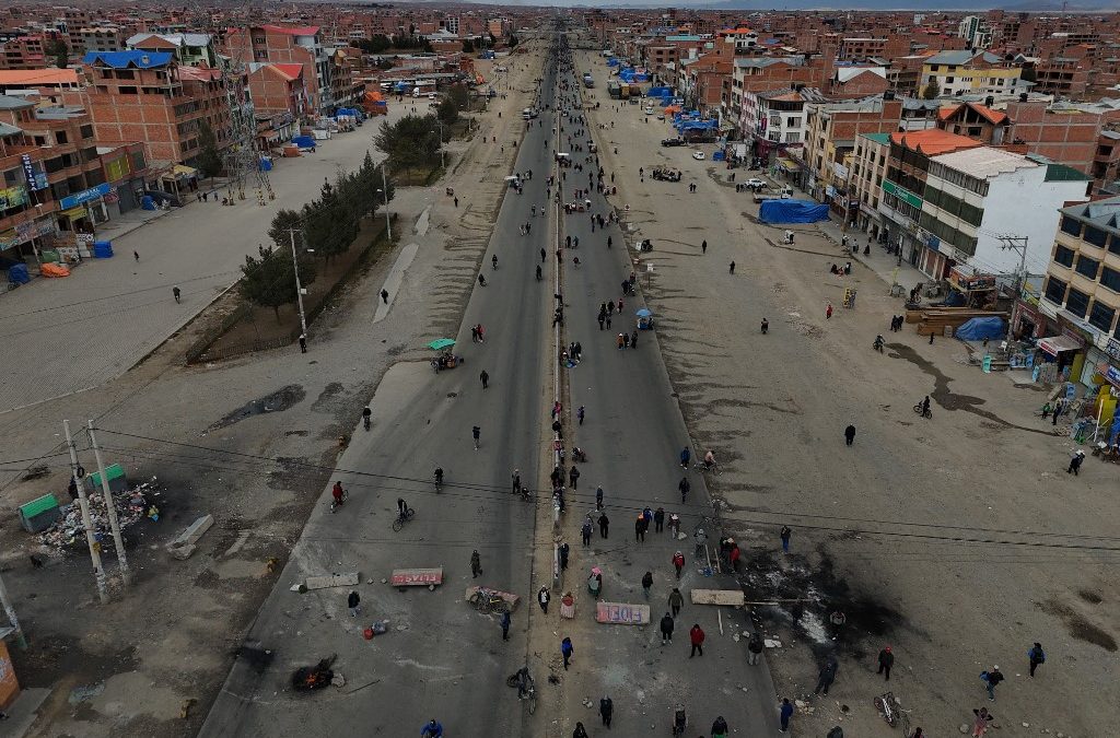 Esta vista aérea muestra a manifestantes bloqueando una carretera durante una protesta contra el gobierno del presidente boliviano Rodrigo Paz en El Alto, Bolivia, el 23 de mayo de 2026. Marvin RECINOS / AFP