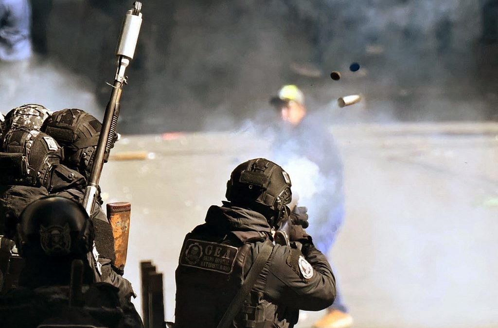 Las protestas del lunes se tornaron violentas y se registraron choques entre la policía y los manifestantes que exigían la renuncia del presidente. Marvin RECINOS / AFP