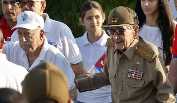 El expresidente de Cuba Raúl Castro (2-d) fue captado este 1 de mayo, junto a una parte de la cúpula comunista, al asistir a la conmemoración del Día Internacional del Trabajo, en La Habana (Cuba). EFE/Ernesto Mastrascusa