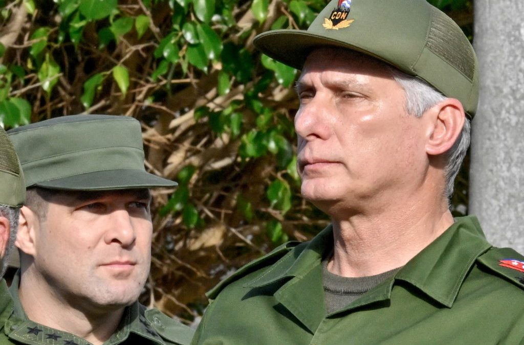 El presidente de Cuba, Miguel Díaz-Canel (der.), y el coronel cubano Raúl Guillermo Rodríguez Castro, nieto del expresidente Raúl Castro, asisten al funeral de los 32 soldados cubanos muertos durante la incursión de Estados Unidos en Venezuela, en el cementerio Colón de La Habana, el 16 de enero de 2026. (Foto de ADALBERTO ROQUE / AFP)