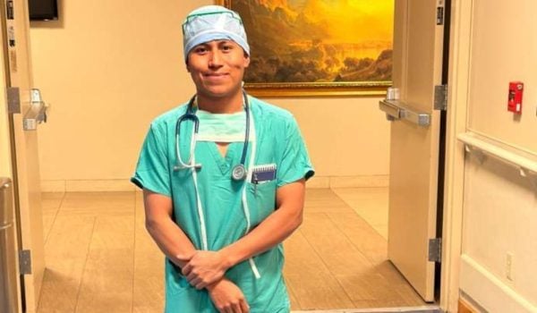 El médico mayangna Rike Pineda, originario de la comunidad Amak, en Bosawás, forma parte del equipo de cirugía en el UCHealth University of Colorado Hospital. CORTESÍA