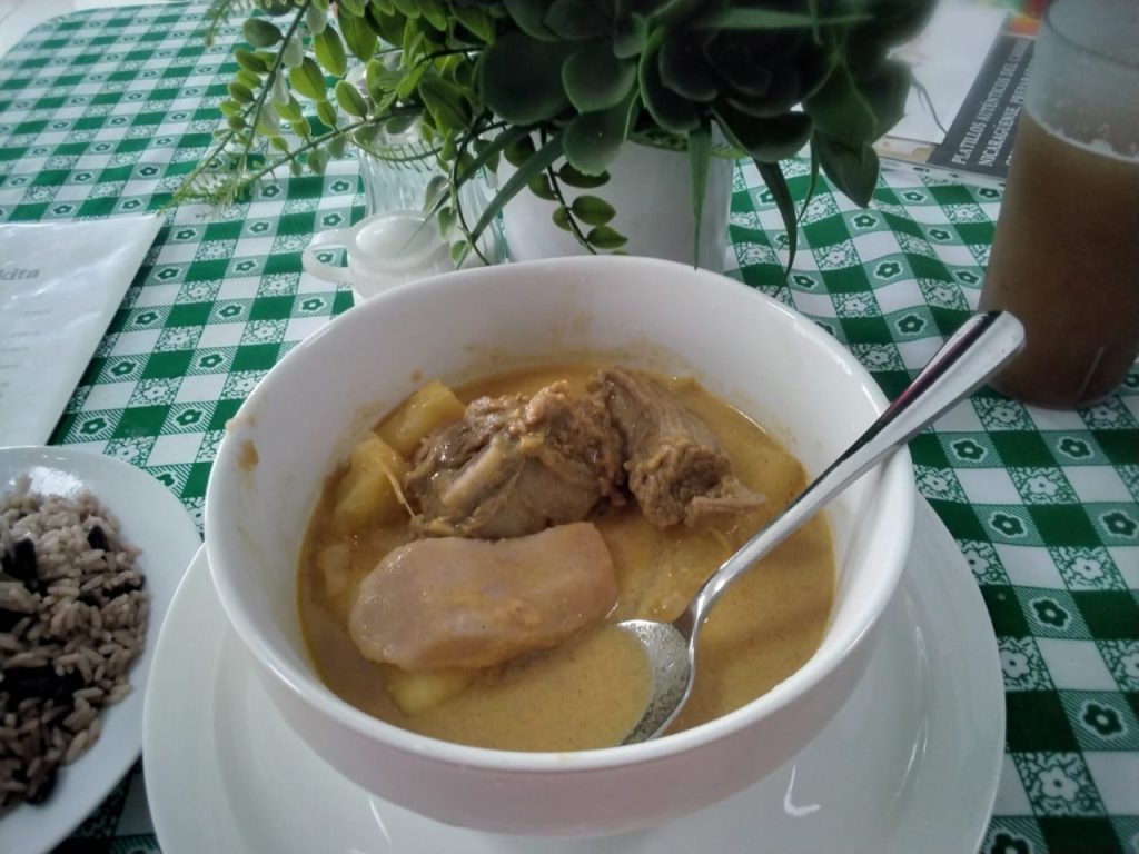 En Casa Miskita ofrecen rondón de res, una deliciosa opción principal. Va acompañado de rice and beans y refrescos.