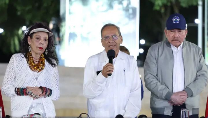 El sacerdote Antonio Castro Granados (centro) en el acto del “Mes de la Paz”, 20 de abril de 2026. Foto: medios oficialistas.