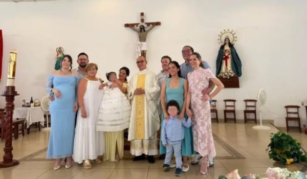El sacerdote Julio César Arana González (centro) luego de bautizar a Yamila Luciana, nieta de los codictadores de la Iglesia de San Judas, Managua. Foto: medios oficialistas.