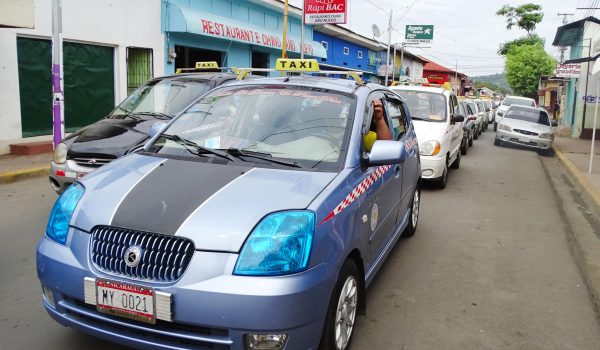 Taxis en Masaya se ubican cerca de la entrada al mercado Ernesto Fernández. Foto: tomada de archivo de la Unión de Cooperativa de Taxis de Masaya R. L.