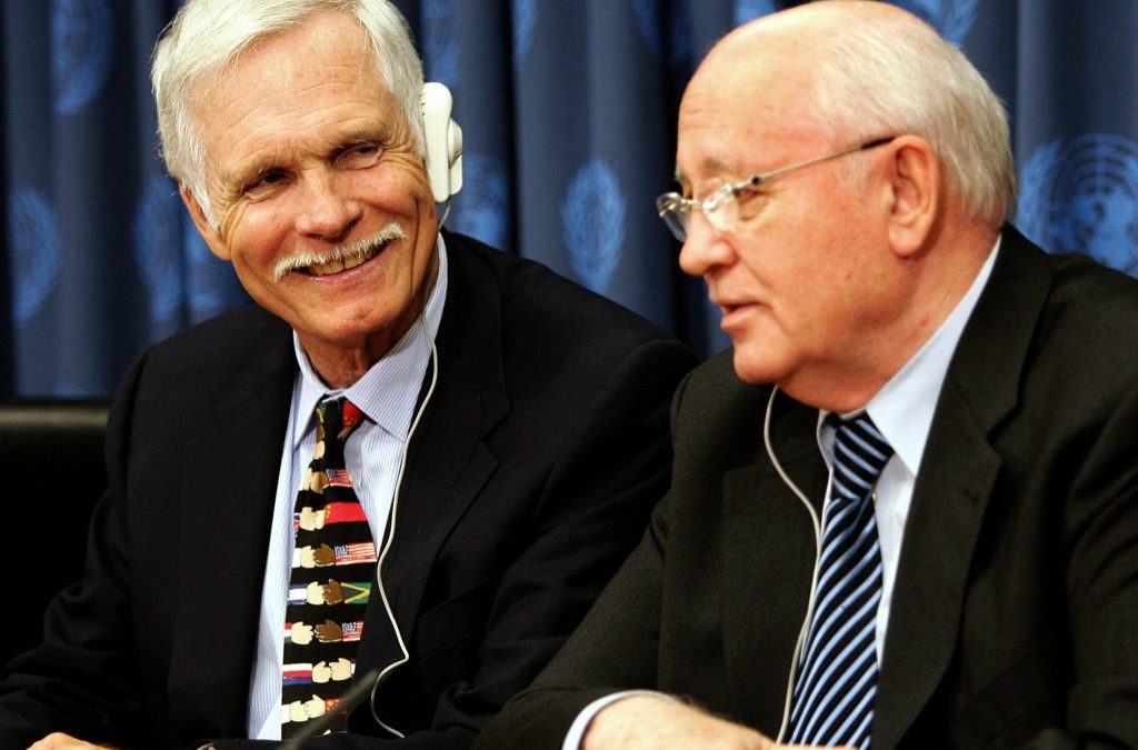 Ted Turner (I) junto al exmáximo líder soviético, Mijaíl Gorbachov, en un evento en 2005. Don EMMERT / AFP)