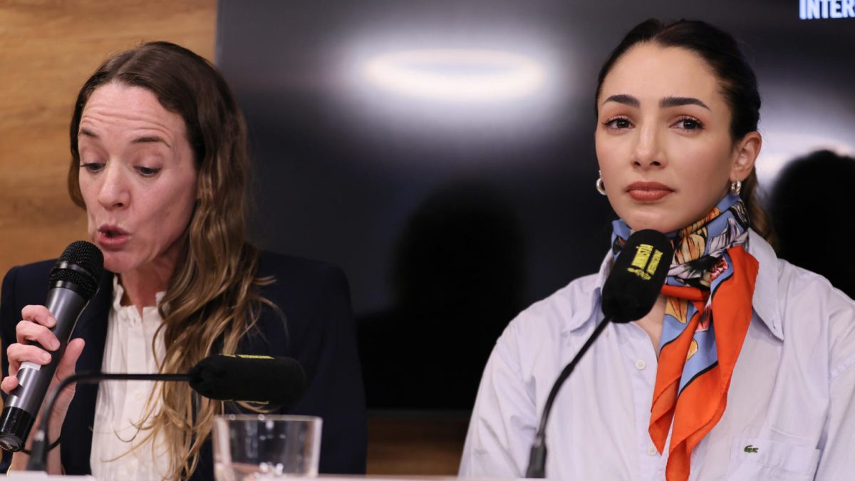 La actriz argentina Thelma Fardín (derecha) y la directora adjunta de Amnistía Internacional, Paola García Rey (izquierda), participan de una rueda de prensa en Buenos Aires (Argentina). EFE/ Stringer/ARCHIVO