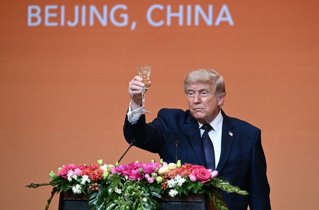 El presidente de EE. UU., Donald Trump, hace un brindis durante un banquete oficial ofrecido en su honor por el presidente de China, Xi Jinping, en el Gran Salón del Pueblo en Pekín. Brendan SMIALOWSKI / AFP