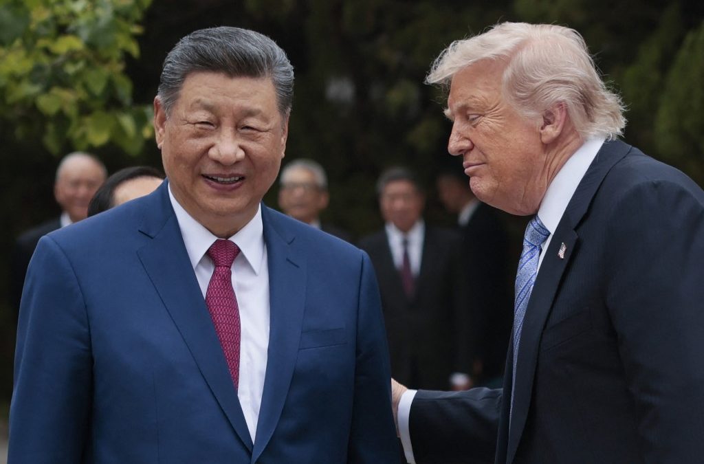 El presidente de Estados Unidos, Donald Trump, conversa con el presidente de China, Xi Jinping, mientras se retira tras una visita a los jardines de Zhongnanhai en Pekín, el 15 de mayo de 2026. Trump llamó a su colega chino "gran líder" y "amigo". (Foto de Evan Vucci / POOL / AFP)