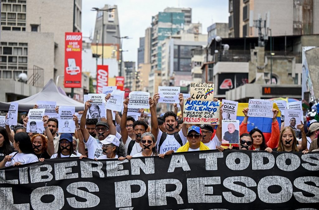 Estudiantes y familiares de presos políticos participan en una marcha para denunciar las recientes muertes bajo custodia y reclamar protección urgente para los detenidos en el bulevar de Sabana Grande, en Caracas, el 20 de mayo de 2026. Federico PARRA / AFP