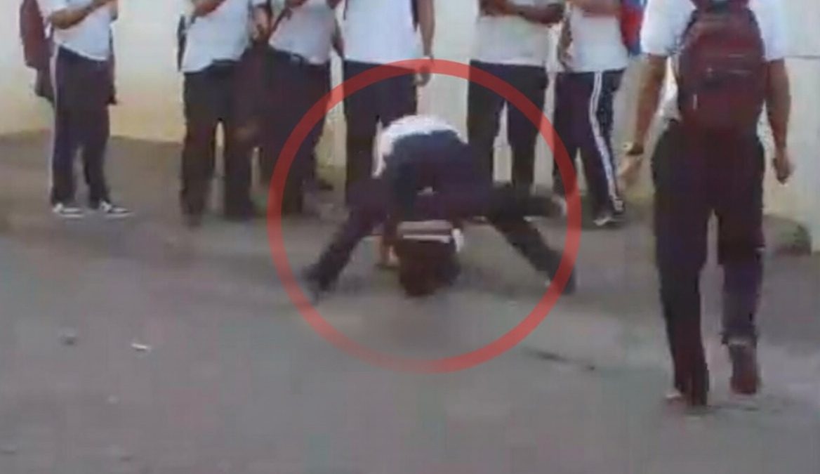 Violencia entre estudiantes de Managua. Foto: Victor Manuel Espinoza/Facebook.