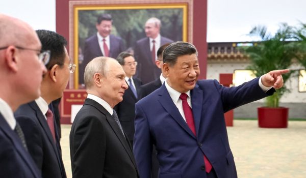 En esta fotografía compartida por la agencia estatal rusa Sputnik, el presidente ruso Vladimir Putin y el presidente chino Xi Jinping visitan una exposición fotográfica sobre las relaciones entre Rusia y China en Pekín el 20 de mayo de 2026. (Foto de Alexander KAZAKOV / POOL / AFP)