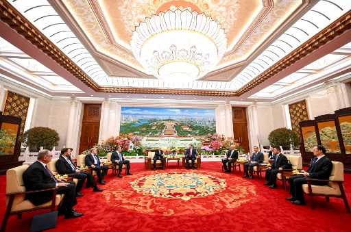 Putin y Xi reunidos con sus equipos de trabajo. Kristina Solovyova / POOL / AFP)