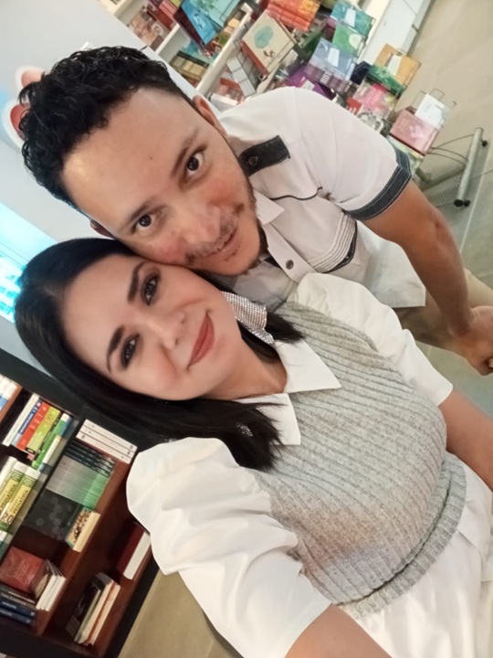 Con su esposo, Salvador Herrera, en la librería Hispamer. LA PRENSA/ CORTESÍA