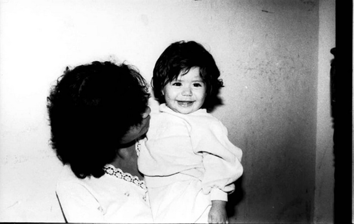Xochilt Sarmiento era una niña muy sonriente. En esta imagen aparece siendo cargada por su mamá, Aurora Obando. LA PRENSA/ CORTESÍA