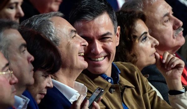 El presidente del Gobierno de España y secretario general del Partido Socialista Obrero Español (PSOE), Pedro Sánchez (c), sonríe junto al expresidente José Luis Rodríguez Zapatero (izq.) durante el 41.º congreso del Partido Socialista Obrero Español, celebrado en el Palacio de Exposiciones de Sevilla el 30 de noviembre de 2024. CRISTINA QUICLER / AFP