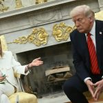 La política italiana critica al unísono a Trump por decir que Meloni le suplicó una foto