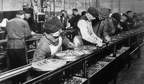 Cadena de montaje de Ford, en una fotografía de 1913. Foto: BBC Mundo