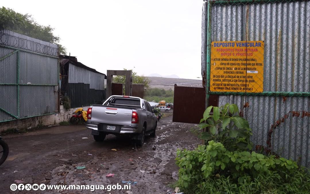 Este jueves 11 de junio la Alcaldía de Managua trasladó al depósito municipal los vehículos encontrados botando basura. ALCALDIA DE MANAGUA