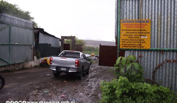 Este jueves 11 de junio la Alcaldía de Managua trasladó al depósito municipal los vehículos encontrados botando basura. ALCALDIA DE MANAGUA