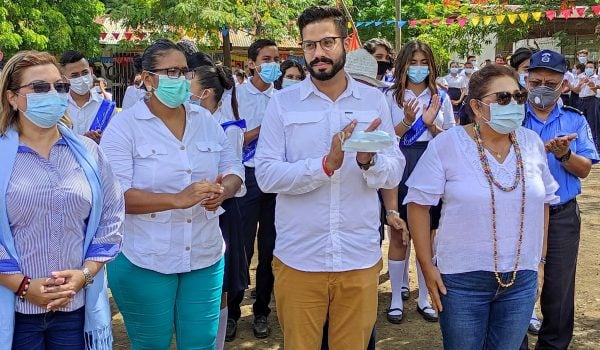 Ansonith Albano López, identificado como primer secretario de la Embajada de Venezuela, durante una actividad del Ministerio de Educación el 8 de junio de 2021. IMAGEN TOMADA DE FACEBOOK DEL MINED.