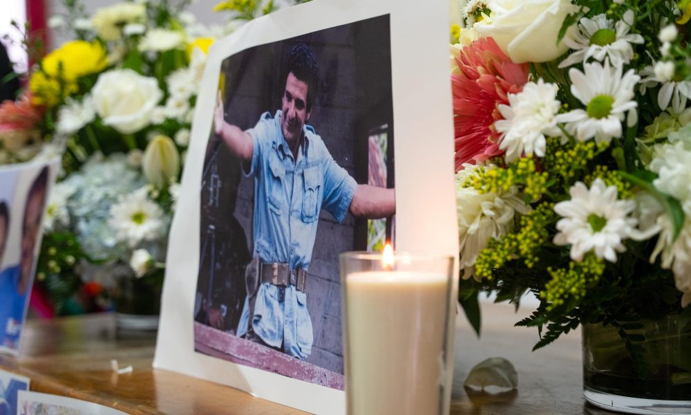 Fotografía que muestra un altar con una imagen del líder indígena, Brooklyn Rivera, durante un homenaje en San José (Costa Rica). EFE/ STR