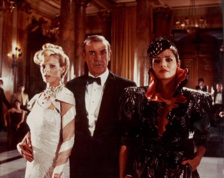 El actor Sean Connery como James Bond junto a las chicas Bond, Kim Basinger (izquierda) y Bárbara Carrera (derecha), en una escena de la película Nunca digas nunca jamás (1983). LA PRENSA / STANLEY BIELECKI