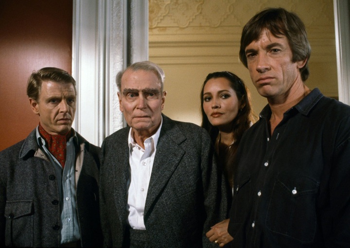 De izquierda a derecha: Edward Fox, Laurence Olivier, Bárbara Carrera y Scott Glenn, protagonistas de la película Wild Geese II (Gansos Salvajes II), en Londres, en enero de 1984. LA PRENSA / TERRY FINCHER