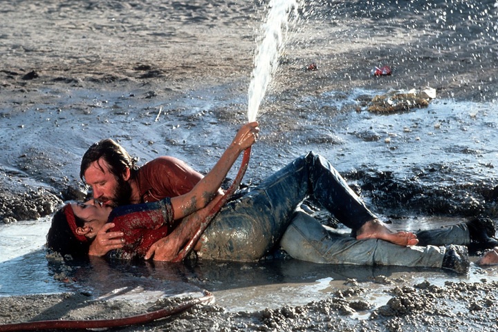 Chuck Norris y Bárbara Carrera durante una escena en barro artificial para la película Lone Wolf McQuade (McQuade el Lobo Solitario) en 1983. LA PRENSA / TOPKICK PRODUCTIONS
