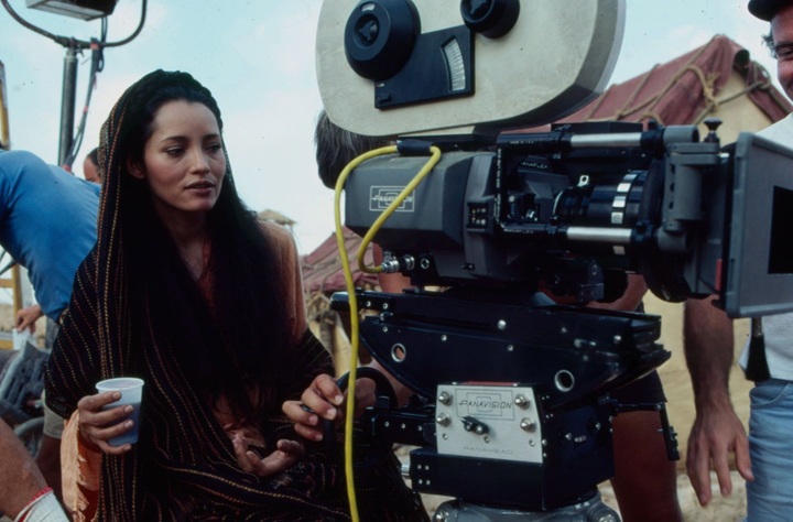 Bárbara Carrera junto al equipo de producción, tras bambalinas, durante la filmación de la miniserie de ABC Masada en Israel (1981). LA PRENSA / WALT DISNEY TV