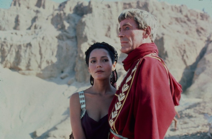Bárbara Carrera y Peter O'Toole durante el rodaje de la miniserie de televisión de ABC Masada, producida en Israel. LA PRENSA / WALT DISNEY TV