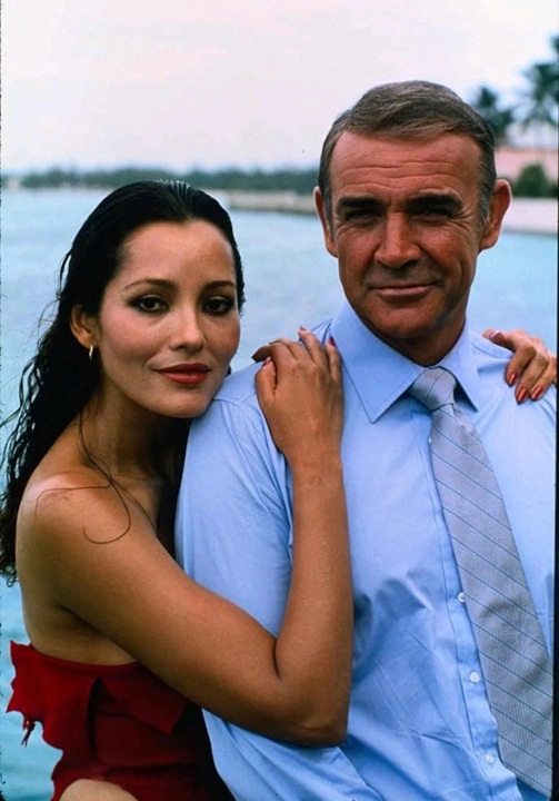 Bárbara Carrera junto al actor Sean Connery durante el rodaje de Nunca digas nunca jamás, la película que la consagró en Hollywood. LA PRENSA / MGM